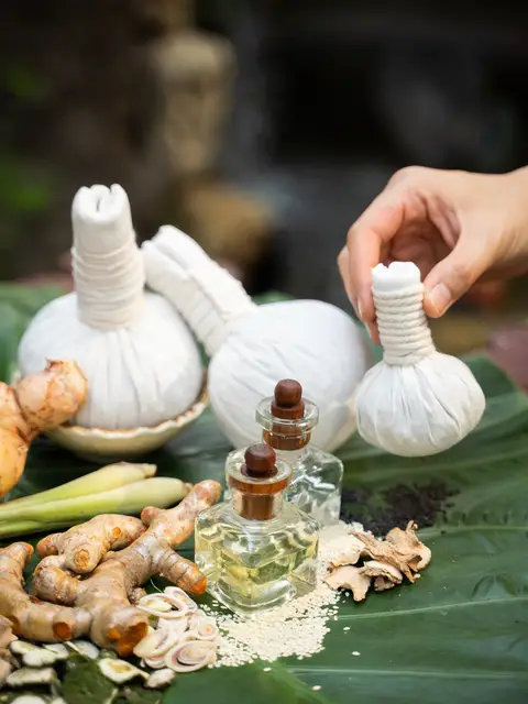 Massaggio tradizionale thailandese con impacco caldo